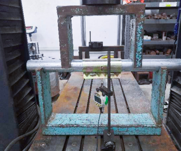 Stisknut&eacute; spojky s ruk&aacute;vem v testu